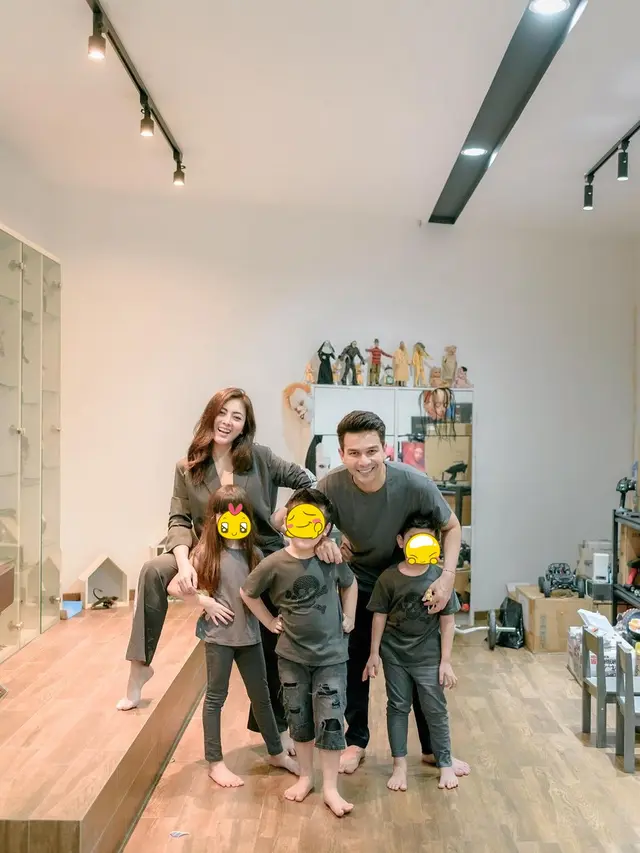 Dikabarkan Akan Bercerai, Ini 6 Potret Kebersamaan Jonathan Frizzy dan Sang Istri