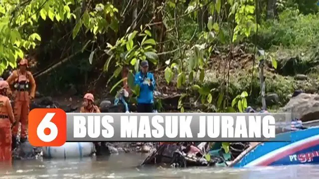 Selain mengerahkan sejumlah penyelam, tim juga melakukan penyisiran di sungai dengan perahu karet.