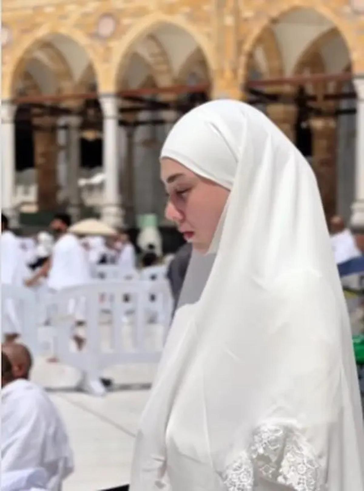 Potret Celine Evangelista Umrah, Suasana Penuh Haru di Tanah Suci