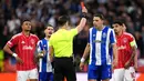 Tim tamu harus kehilangan satu pemain, Jan Bednarek pada menit kedelapan setelah dianggap melakukan pelanggaran keras oleh wasit kepada pemain Nottingham. (AP Photo/PA/Martin Rickett)