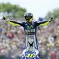 Pembalap tim Movistar Yamaha MotoGP Valentino Rossi merayakan kemenangannya setelah memenangkan Grand Prix di Sirkuit TT di Assen pada 27 Juni 2015. Keputusan Rossi untuk pensiun diumumkan dalam jumpa pers jelang balapan di Austria, Kamis (5/8/2021) malam WIB. (AFP/Bas Czerwinski/ANP)