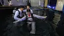 Artis peran Marsha Aruan masuk ke air untuk melakukan pengibaran bendera di dalam akuarium Seaworld Ancol, Jakarta, Jumat (17/8). Marsha terpilih sebagai salah satu pengibar bendera di dalam air memperingati HUT ke-73 RI. (Liputan6.com/Faizal Fanani)