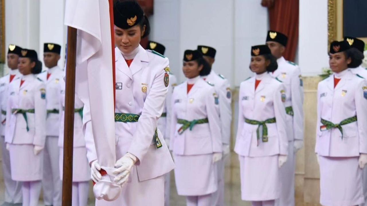 Seorang anggota Paskibraka asal Palangkaraya bernama Kachina Ozora, tak sengaja menjatuhkan pin pengukuhan yang baru disematkan oleh Presiden Joko Widodo.
