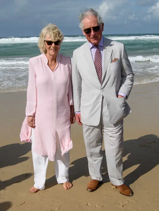 Pangeran Charles bersama istrinya, Duchess of Cornwall Camilla mengunjungi Broadbeach di Gold Coast, Australia, Kamis (5/4). Istri Pangeran Charles itu terlihat berjalan tanpa alas kaki di atas pasir pantai. (AP Photo)