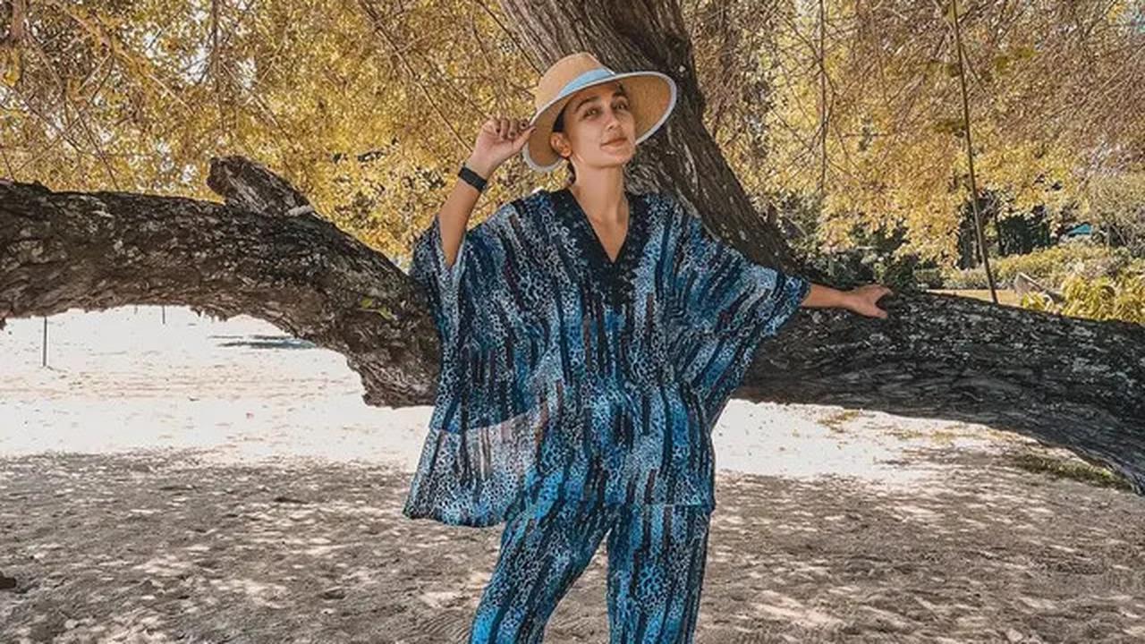 11 Inspirasi Outfit dengan Sandal ala Luna Maya, Cocok Ditiru untuk Liburan