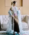 Penampilan Sabrina sebagai pengantin wanita pun maksimal mengenakan kebaya panjang model kutubaru rancangan desainer Indonesia, Didiet Maulana untuk Svarna by Ikat Indonesia.  (Instagram/iluminen).