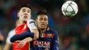 Penyerang Barcelona, Neymar berebut bola dengan bek Arsenal, Héctor Bellerín pada leg kedua 16 besar liga champions di stadion Nou Camp, Spanyol (17/3). Barcelona menang atas Arsenal dengan skor 3-1. (Reuters/Carl Recine)