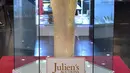 Gaun yang pernah dipakai Marilyn Monroe saat dipamerkan di Julien’s Auction, di Los Angeles, 17 November 2016. Gaun berwarna nude dan berhias payet kristal itu memecahkan rekor sebagai barang pribadi termahal yang pernah terjual. (Frederic J. BROWN/AFP)