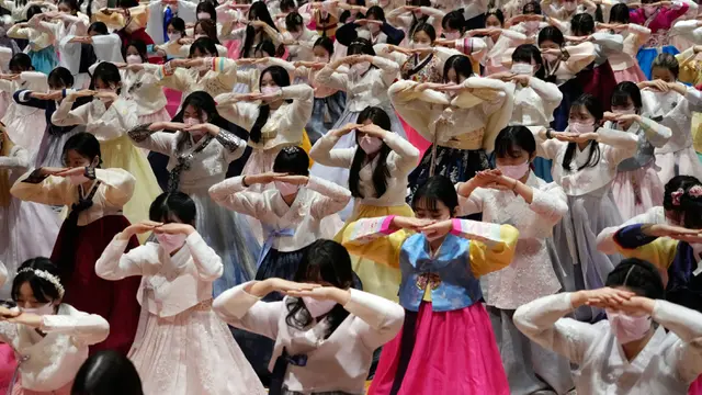 Berpakaian Tradisional, Siswa Sekolah Korea Selatan Rayakan Upacara Kelulusan dan Kedewasaan