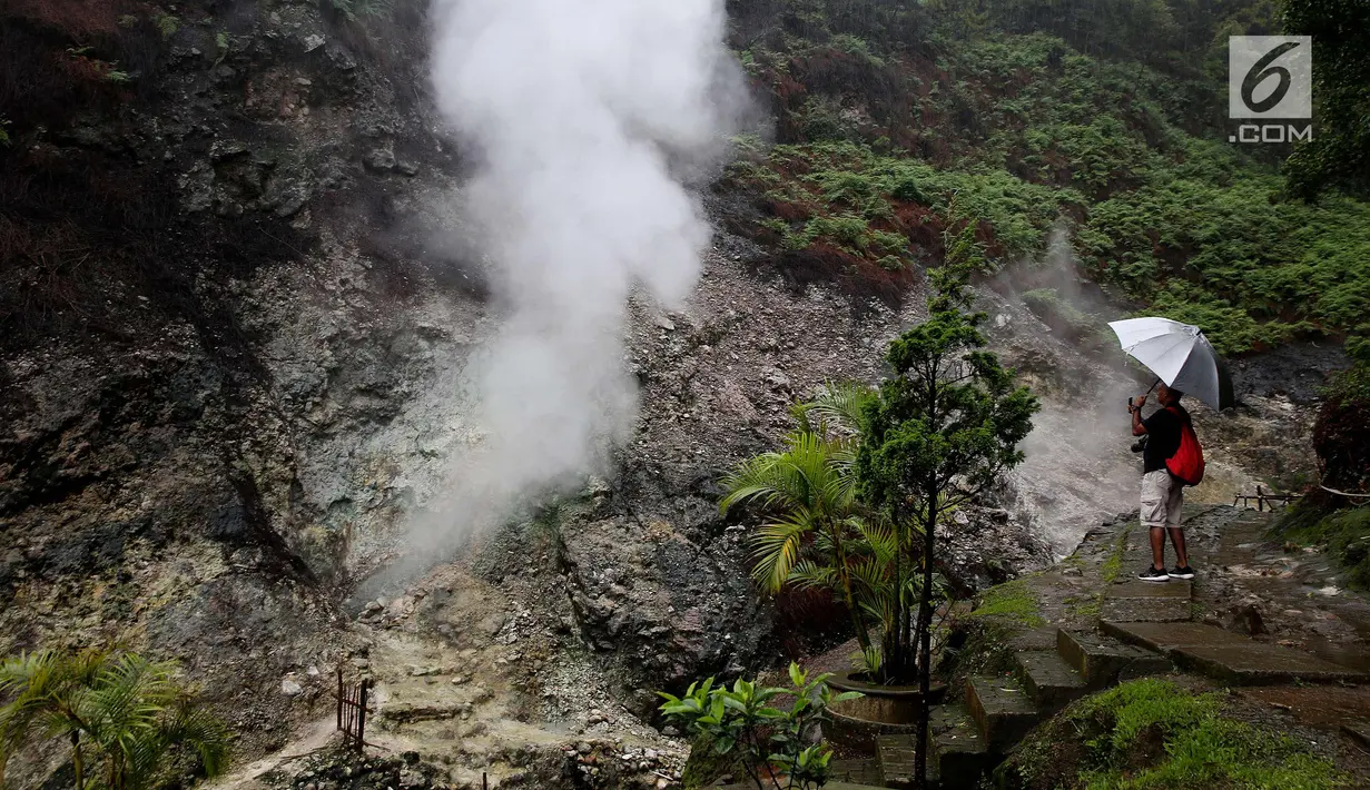Wisatawan melihat kepulan asap di wisata Candi Gedong Songo di lereng Gunung Ungaran, Bandungan, Kab. Semarang, Jawa Tengah, Senin (18/12). Candi Gedong Songo ini ditemukan oleh Raffles pada tahun 1904. (Liputan6.com/Johan Tallo)