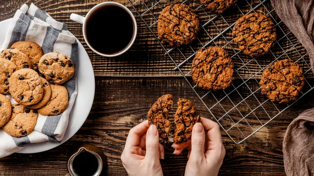 Seseorang Sedang Mencoba Tekstur Pada Cookies
