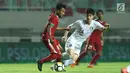 Pemain tengah Timnas Indonesia U-23. M Hargianto (kiri) berebut bola dengan pemain Korea Selatan U-23 pada laga persahabatan di Stadion Pakansari, Kab Bogor, Sabtu (23/6). Babak pertama Indonesia U-23 tertinggal 0-1. (Liputan6.com/Helmi Fithriansyah)