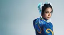 Anya juga tirukan gaya rambut dengan double bun berpita putih dan makeup grafis [@anyageraldine]