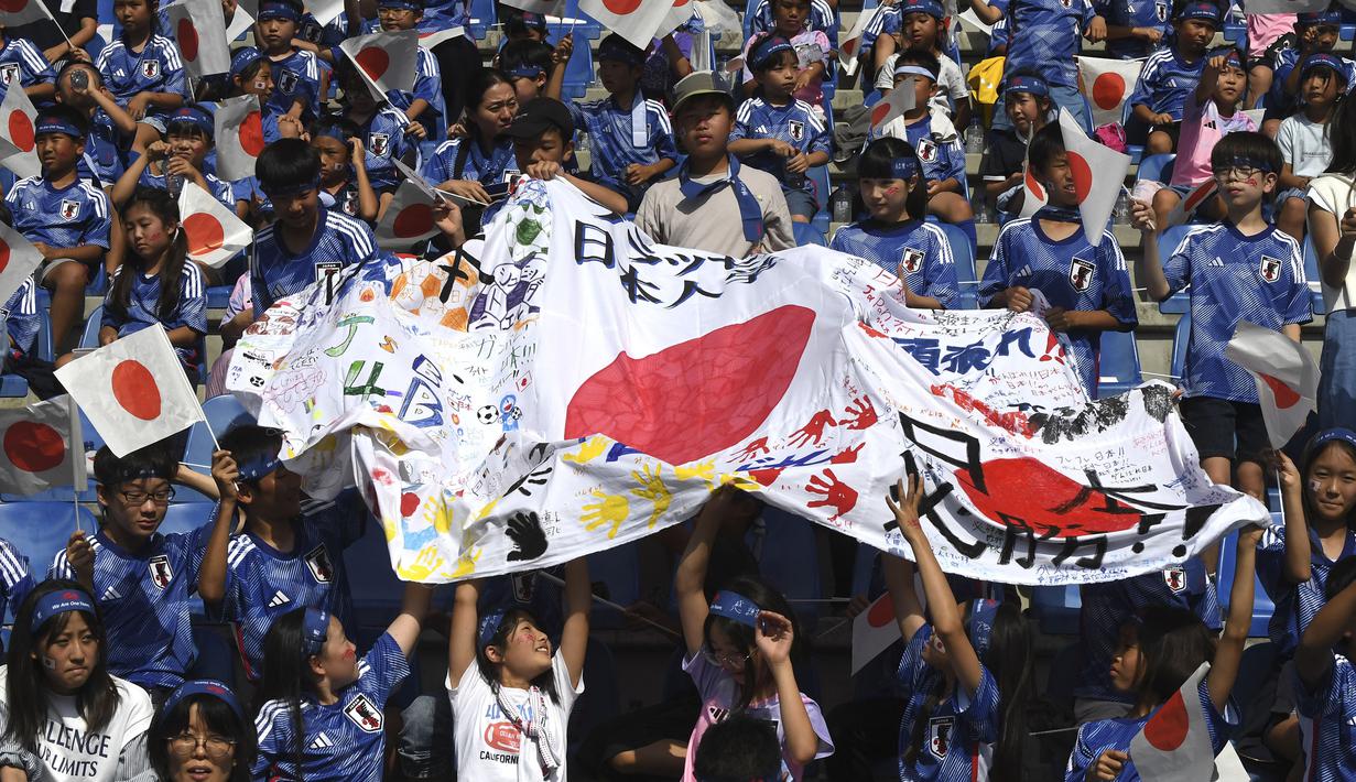 Para suporter Timnas Jepang membentangkan bendera sebelum dimulainya laga persahabatan FIFA Matchday menghadapi Timnas Turki di Luminus Arena, Genk, Belgia, Selasa (12/9/2023) malam WIB. (AP Photo/Frederic Sierakowski)