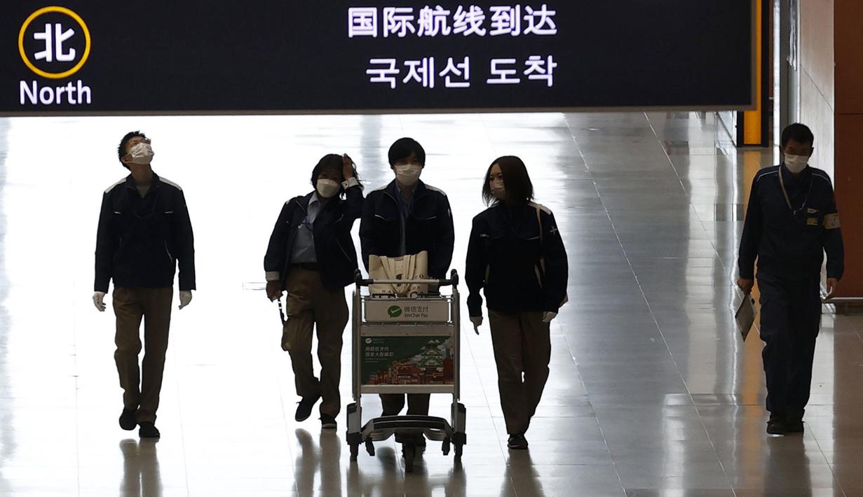 Penumpang berjalan di lobi untuk kedatangan internasional di Bandara Internasional Kansai, Osaka, Jepang, Selasa (30/11/2021). Jepang mengkonfirmasi kasus pertama virus corona COVID-19 varian Omicron.  (Yukie Nishizawa/Kyodo News via AP)
