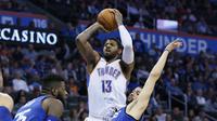 Paul George menemakkan bola ke ring Clippers (AP)