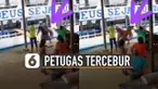 Lantaran salah posisi saat menarik, bagian pantat terbentur papan hingga ia tercebur.