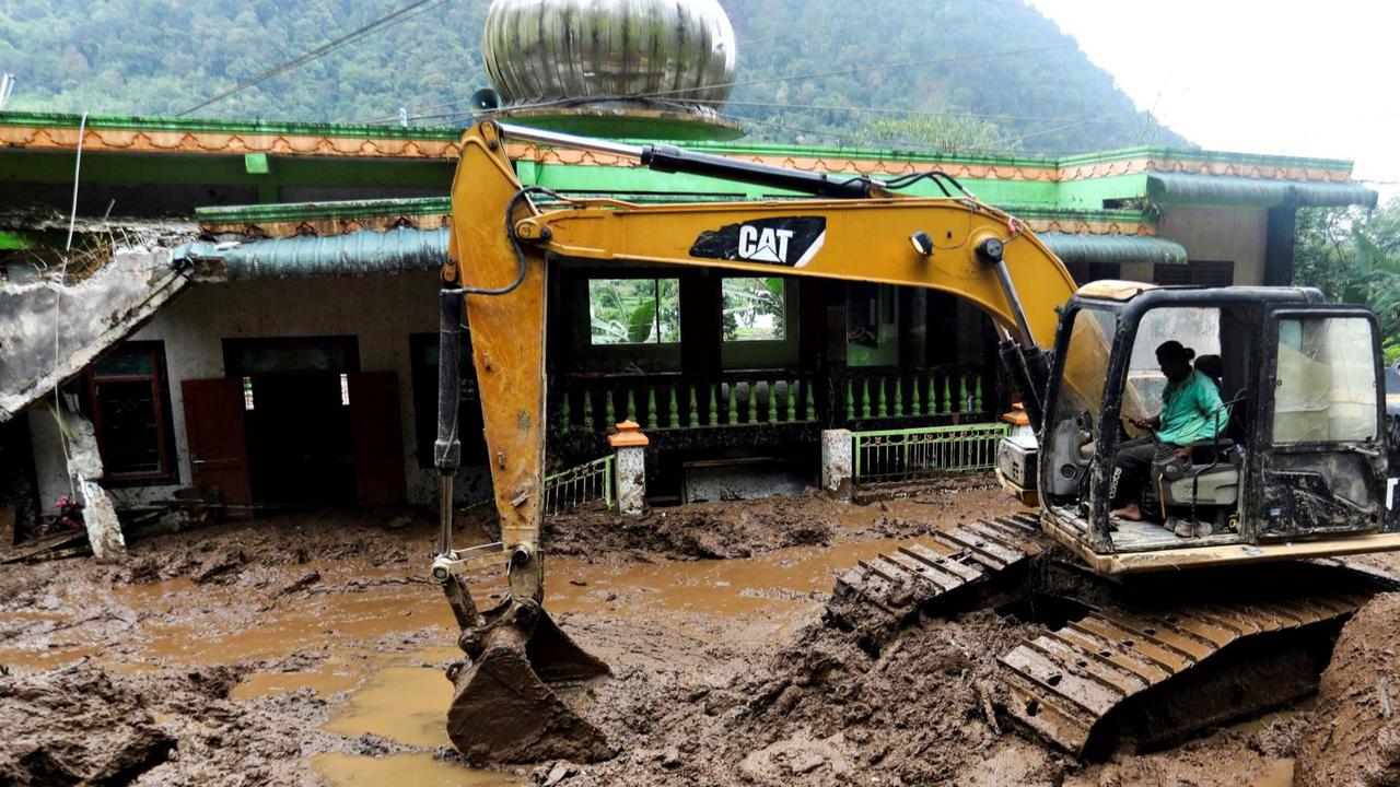 FOTO: Parahnya Kerusakan Akibat Terjangan Tanah Longsor di Karo Sumatera Utara, 10 Orang Tewas