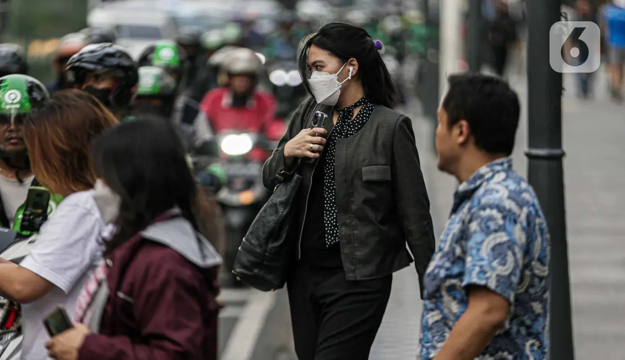Warga menggunakan masker saat beraktivitas di kawasan Thamrin, Jakarta, Kamis (7/12/2023). (Liputan6.com/Faizal Fanani)