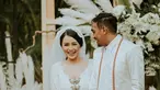 Senyum lebar terpancar di wajah Mutia Ayu sambil melihat suami barunya, Glenn Fredly. Pernikahan mereka yang digelar tertutup di Taman Kajoe, Ampera, Jakarta. (Liputan6.com/IG/@mutia_ayuu)