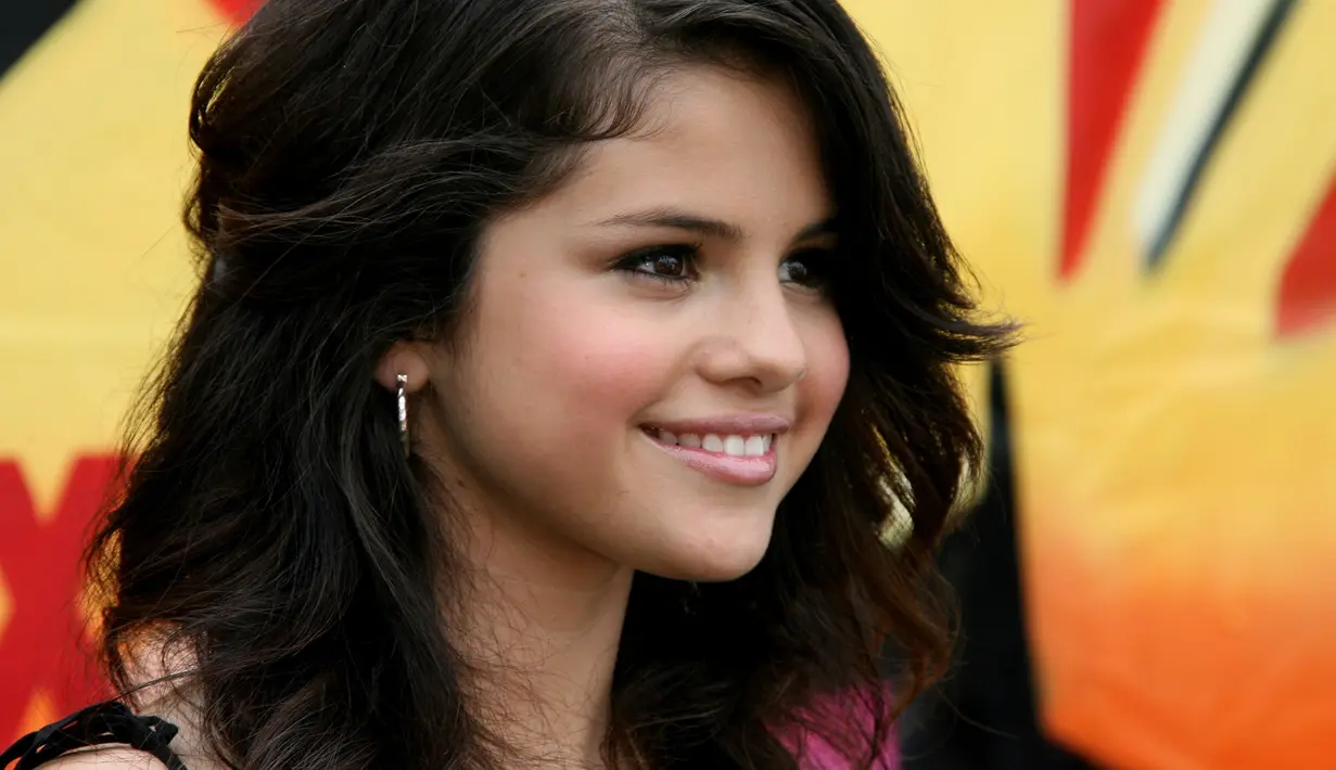 Ini penampilan rambut Selena Gomez saat hadir di Teen Choice wards pada 26 Agustus 2007 lalu. Imut banget ya! (Frazer Harrison / Getty Images North America / AFP)