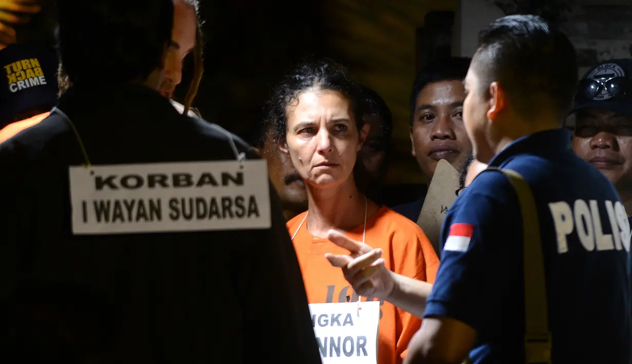 WN Australia, Sara Cannor menunggu instruksi petugas saat rekonstruksi pembunuhan polisi, Aipda Wayan Sudarsa, di Pantai Legian, Kuta, Rabu (31/8). David James Taylor dan Sara memperagakan 68 adegan rokonstruksi di tiga lokasi. (AFP PHOTO/SONNY Tumbelaka)