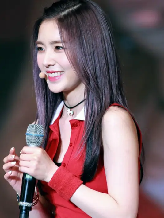 Sebelum bermain dalam serial drama Korea ‘Moonlight Drawn by Clouds’, Park Bo Gum berpasangan menjadi MC dengan Irene Red Velvet dalam acara “Music Bank”. (Instagram/Ireneredvelvet)