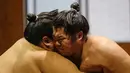 Pegulat sumo mendorong lawannya saat berlatih di Musashigawa Sumo Stable di Beppu, Jepang, Jumat (18/10/2019). Sumo adalah olahraga tradisional Jepang. (AP Photo/Aaron Favila)