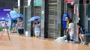 Warga saat beraktivitas melewati jalanan yang banjir di Jiujiang , Provinsi Jiangxi , Cina , (19/2). Banjir yang tinggi menyendat lalu lintas Kota Jiujiang. (REUTERS/ China Daily)
