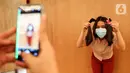 Seorang donatur menunjukkan rambut yang telah dipotong bagi pasien kanker pada kegiatan Hair to Share di MRCC Siloam Hospitals Semanggi, Jakarta, Rabu (03/02/2021). Hasil dari rambut yang didonasikan akan dibuatkan wig untuk pasien kanker yang membutuhkannya. (Liputan6.com/Fery Pradolo)