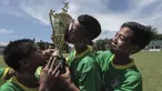 Para pemain SSB Maehanu merayakan gelar juara Liga Remaja UC News setelah mengalahkan SSB Tulehu Putra pada laga final di Lapangan Masariku Yonif 733, Ambon, Kamis (30/11/2017). SSB Maehanu menang 1-0 atas SSB Tulehu putra. (Bola.com/Peksi Cahyo)