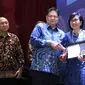 Penghargaan BNI sebagai Penyalur KUR Terbaik 2019 diterima oleh Direktur Bisnis Usaha Mikro Kecil Menengah dan Jaringan BNI Tambok P Setyawati.