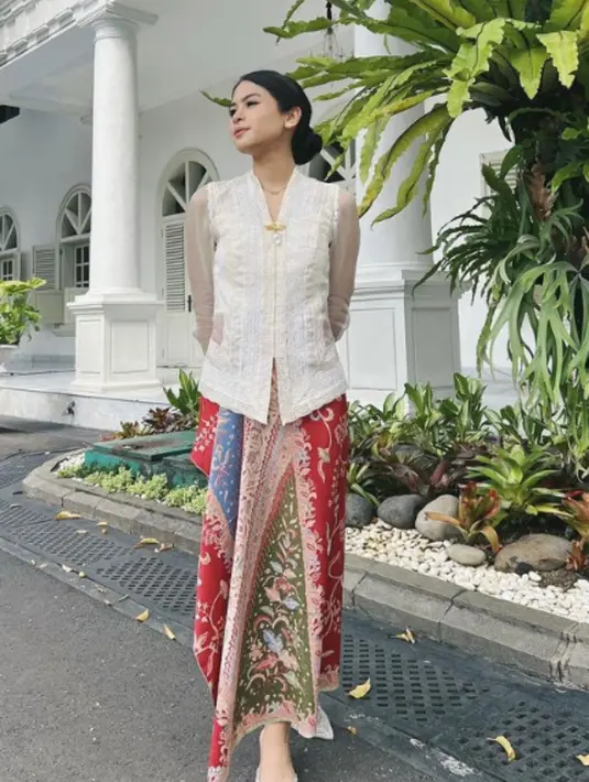 <p>Kebaya putih dan kain batik adalah kombinasi terbaik untuk kamu yang ingin menghadiri acara formal. (instagram/maudyayunda)</p>