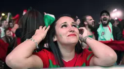 Fans cantik Portugal terlihat mengis bahagia saat timnya menang atas Wales pada semi-final Piala Eropa 2016 di Fans Zone Champ de Mars,  Paris, Kamis  (7/7/2016) dini hari WIB. (AFP/Geofroy Van Der Hasselt)