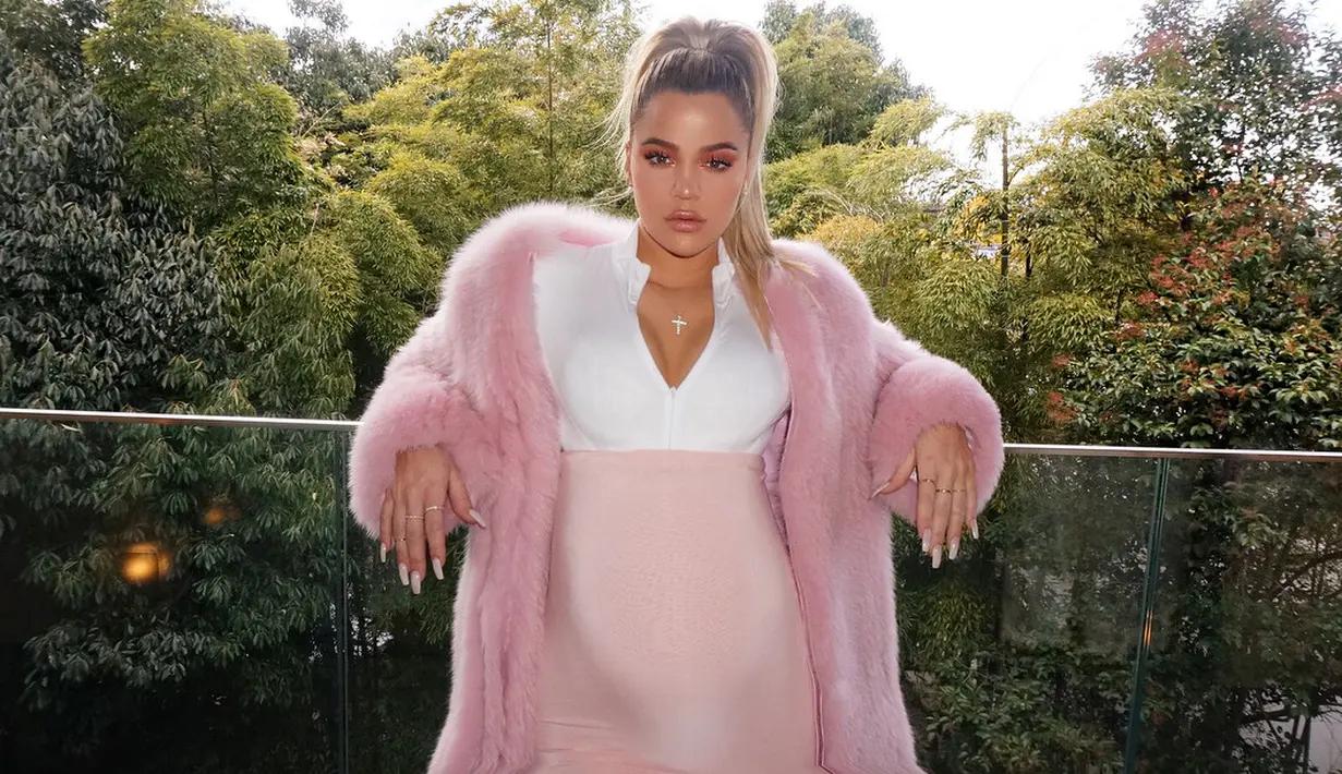 Khloe Kardashian tertangkap kamera sedang pergi belanja bersama dengan Kris Jenner di West Hollywood, 7 Maret, waktu setempat. (instagram/khloekardashian)