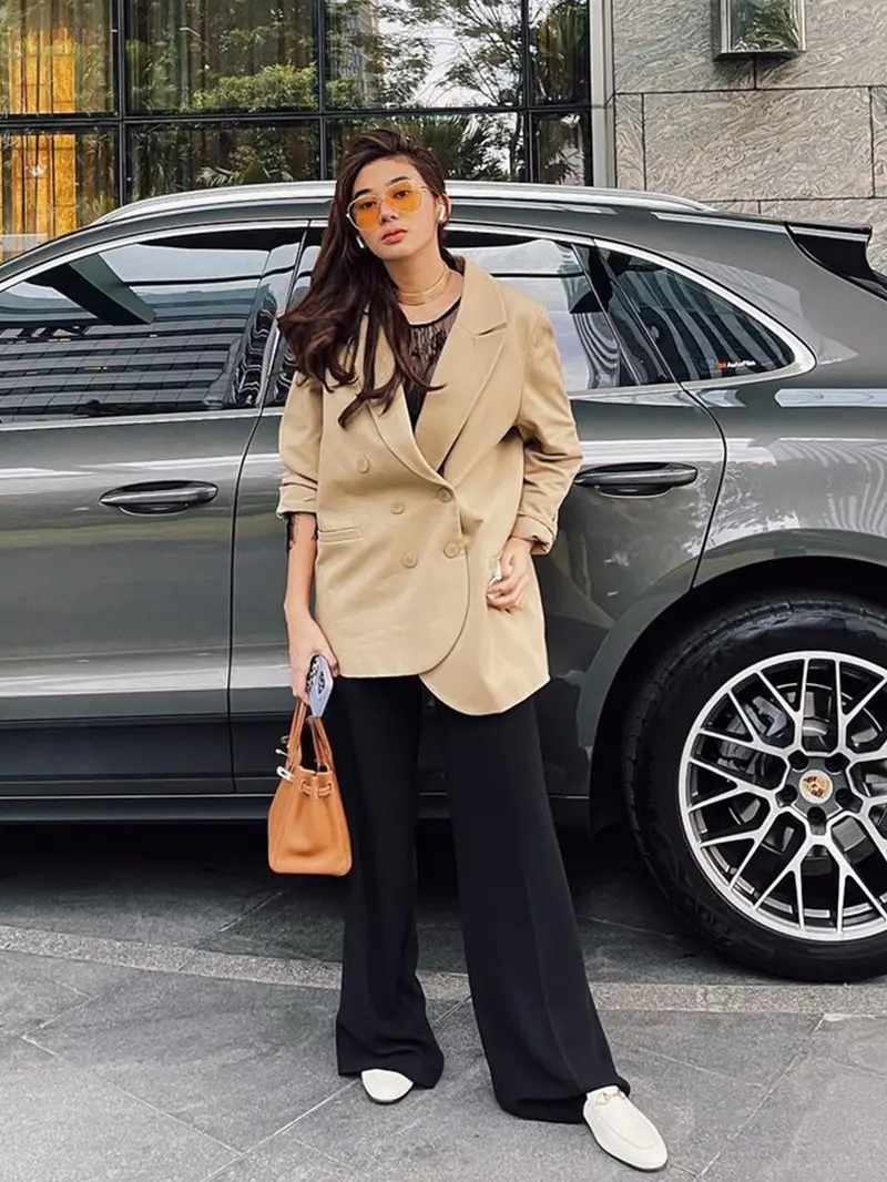 Gaya Seleb TikTok Clara Shinta Pakai Blazer, Bisa Jadi Inspirasi Outift Ngantor