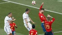 Gerard Pique (2kanan) tertangkap kamera melakukan handsball di area penalti pada laga 16 besar di Luzhniki Stadium, Moskow, Rusia, (1/7/2018). Rusia dan Spanyol bermain imbang 1-1. (AP/Vincent Michel)