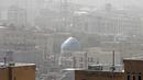<p>Badai pasir melanda sebuah masjid di ibu kota Iran, Teheran pada 17 Mei 2022. Kantor-kantor pemerintah, serta sekolah dan universitas diumumkan ditutup di banyak provinsi di Iran karena kondisi "cuaca tidak sehat" dan badai pasir yang menyelimuti, menurut laporan media pemerintah. (AFP)</p>
