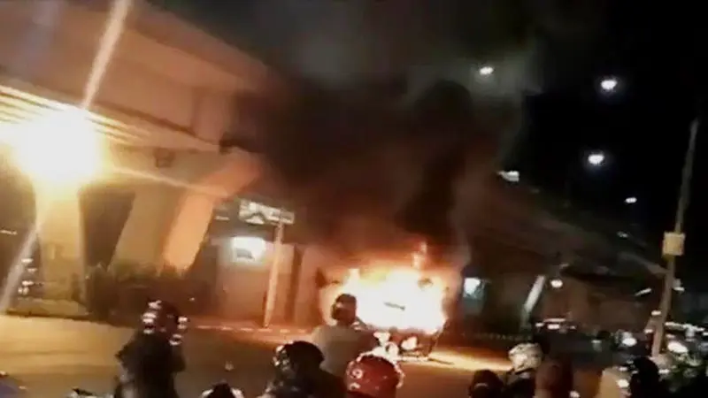 Mobil Terbakar hingga Adik Ipar Jokowi Jadi Saks