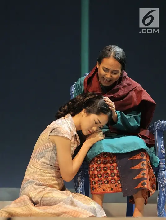 Prisia Nasution dan Desi Susanti memerankan Tengku Tahura dan Tengku Kamaliah dalam pentas teater "Nyanyi Sunyi Revolusi" di Jakarta, Jumat (1/2/). Pementasan mengangkat kisah hidup seorang penyair besar Indonesia Amir Hamzah (Fimela.com/Bambang E Ros)