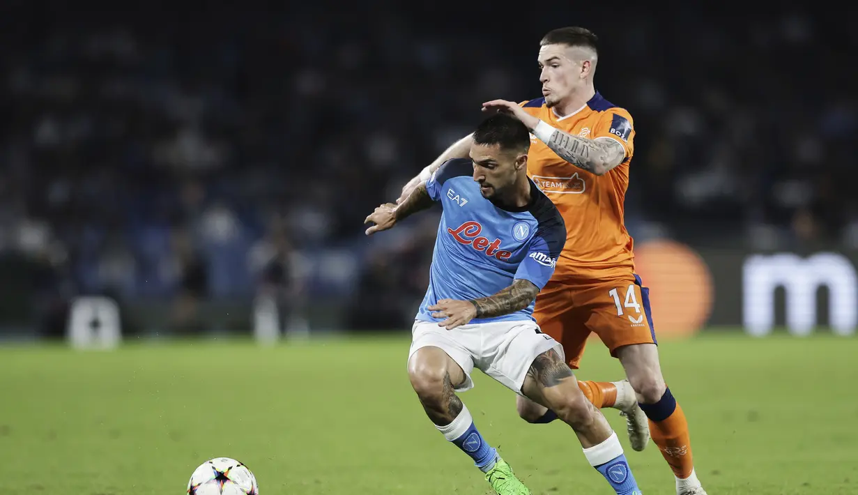 Penyerang Napoli, Matteo Politano membawa bola dari kawalan pemain Rangers, Ryan Kent pada pertandingan lanjutan Grup A Liga Champions di stadion Diego Armando Maradona di Naples, Italia, Rabu, 26 Oktober 2022. Napoli menang atas Rangers 3-0. (Alessandro Garofalo/LaPresse via AP)