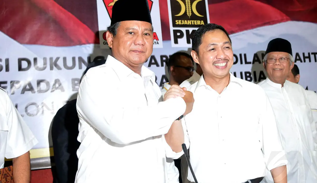 Prabowo berjabat tangan dengan Anis Matta saat acara Deklarasi dukungan PKS di Kantor DPP PKS, Jakarta, Sabtu (17/5/2014) (liputan6.com/Johan Tallo)