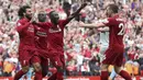 Para pemain Liverpool merayakan gol yang dicetak oleh Mohamed Salah ke gawang West Ham pada laga Premier League di Stadion Anfield, Minggu (12/8/2018). Liverpool menang 4-0 atas West Ham. (AP/David Davies)