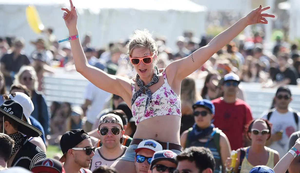 Seksinya wanita bergoyang saat menghadiri hari pertama Coachella Valley Music and Arts Festival 2016 di Empire Polo Club, California (15/4). Festival ini tak hanya menampilkan pertunjukkan musik tetapi juga beberapa seni lainnya. (AFP/Frazer Harrison)