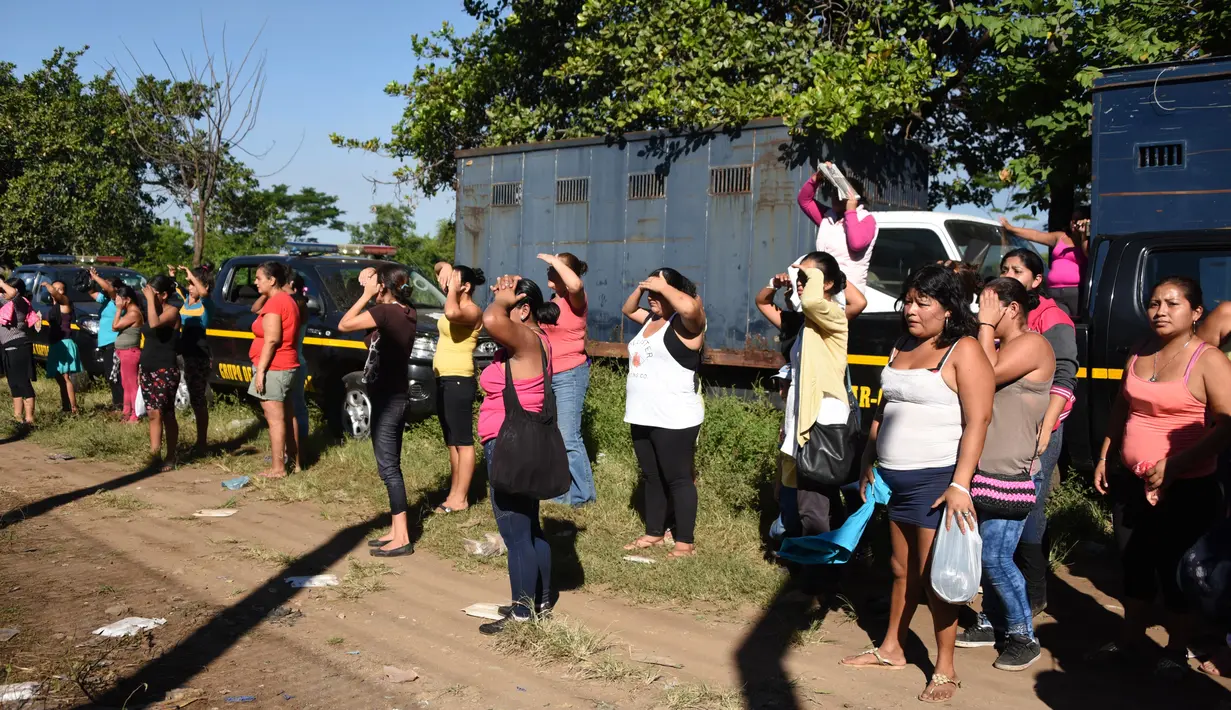 Keluarga dan kerabat terlihat menunggu dengan cemas di depan sebuah penjara dengan keamanan maksimum di Guatemala, Senin (30/11). Sedikitnya 16 tahanan tewas dalam perkelahian antarnapi di penjara tersebut. (AFP Photo/JOHAN ORDONEZ)