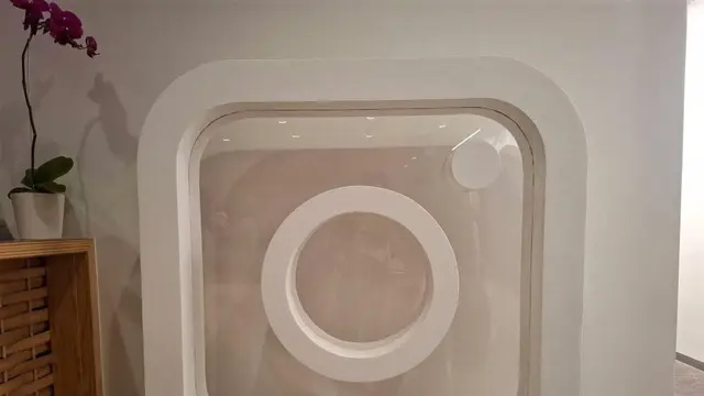 Logo Instagram di kantor Meta Indonesia di Capital Place.