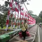 Pencuri mengincar bendera merah putih dan umbul-umbul yang dipasang di sejumlah ruas jalan di Kota Bogor, Jawa Barat. (Liputan6.com/Achmad Sudarno)