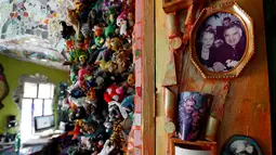 Foto Cheri Pann dan Gonzalo Duran terpajang di raung dapur Mosaic Tile House di Venice, California, AS, (26/9). Rumah ini dipenuhi mozaik dari kepingan keramik, genteng, souvenir, mainan hingga barang-barang bekas. (REUTERS/Mario Anzuoni)
