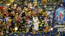 Para pemain Paris Saint Germain atau PSG merayakan kemenangan gelar juara Piala Liga Prancis usai menang atas Lyon di Stade de France, Paris, Sabtu (1/8/2020) dini hari. PSG menjadi juara Piala Liga Prancis setelah menang melalui adu penalti 6-5. (AP Photo/Francois Mori)