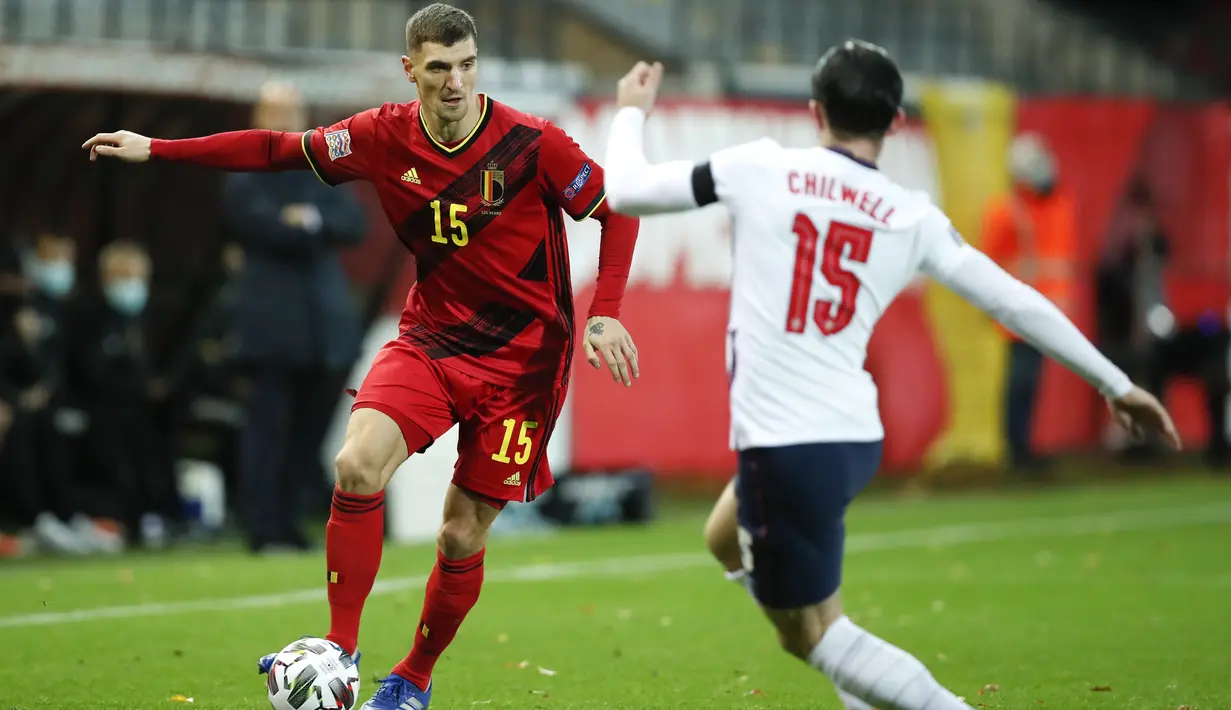 Gelandang Belgia, Thomas Meunier membawa bola dari kawalan bek Inggris, Ben Chilwell  pada pertandingan UEFA Nations League di stadion King Power di Leuven, Belgia, Minggu (15/11/2020). Belgia menang atas Inggris 2-0. (AP Photo/Francisco Seco)